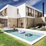 Render de casa moderna en Grutas de la Ballena Village con piscina privada, fachada de piedra natural y diseño arquitectónico minimalista en Punta Ballena